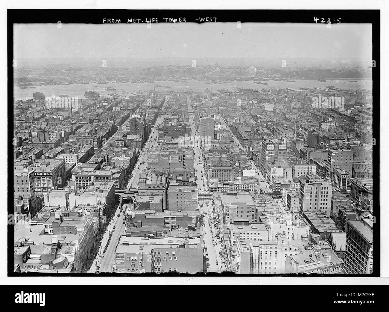 Une vue depuis la tour MetLife orientée vers l'ouest vers le fleuve Hudson, capturant l'horizon de Manhattan au début du XXe siècle. Banque D'Images