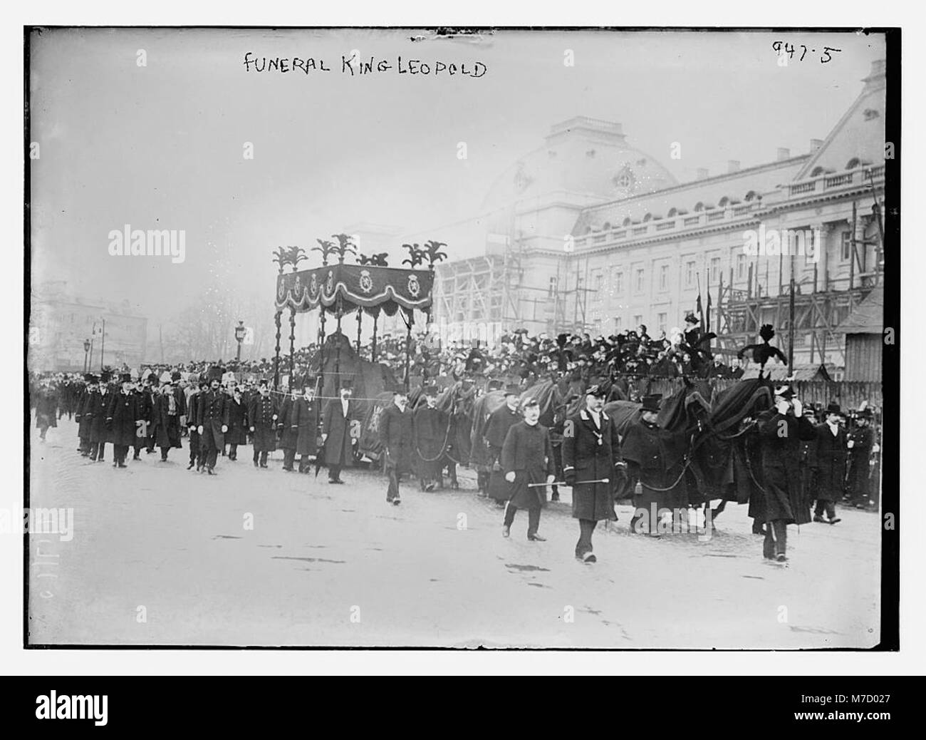 Une sombre photographie du cortège funèbre du roi Léopold de Belgique, capturant la procession publique et le deuil du peuple belge lors de cet événement national. Banque D'Images