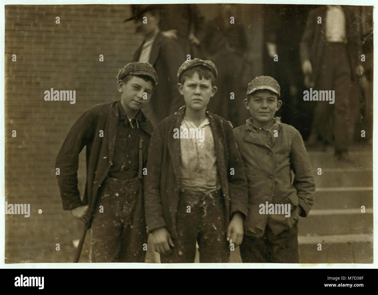 Une photographie d'enfants quittant le moulin de Loray, avec John Moore, 13 ans à l'avant. L'image reflète le travail des enfants dans le moulin, où il a travaillé comme balayeuse, peigneuse et spinner pendant six ans. Banque D'Images