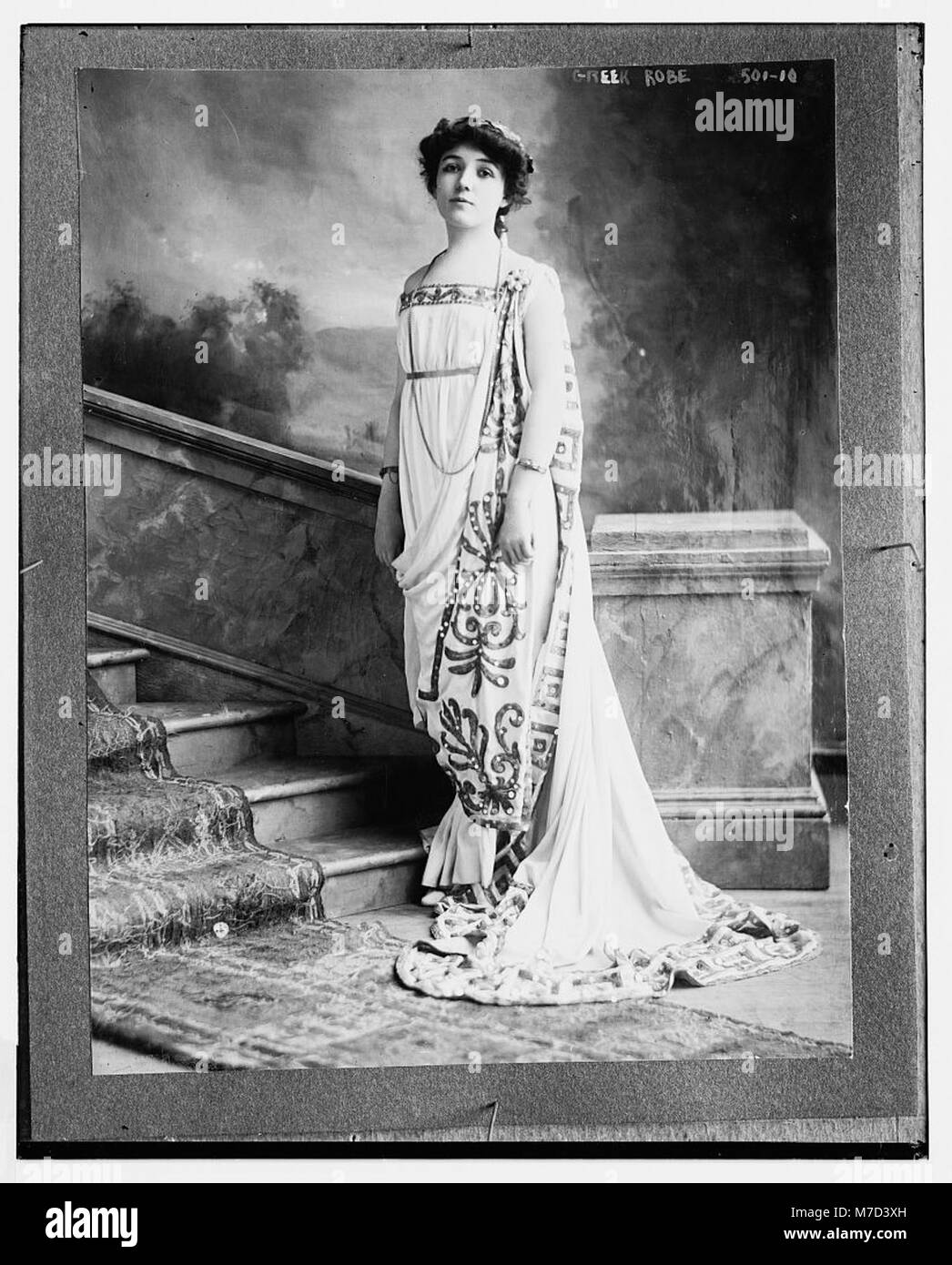 Une robe grecque, souvent portée dans la Grèce antique, représentée dans des photographies historiques montrant son design et son importance culturelle. La robe représente la tenue grecque traditionnelle de l'époque antique. Banque D'Images