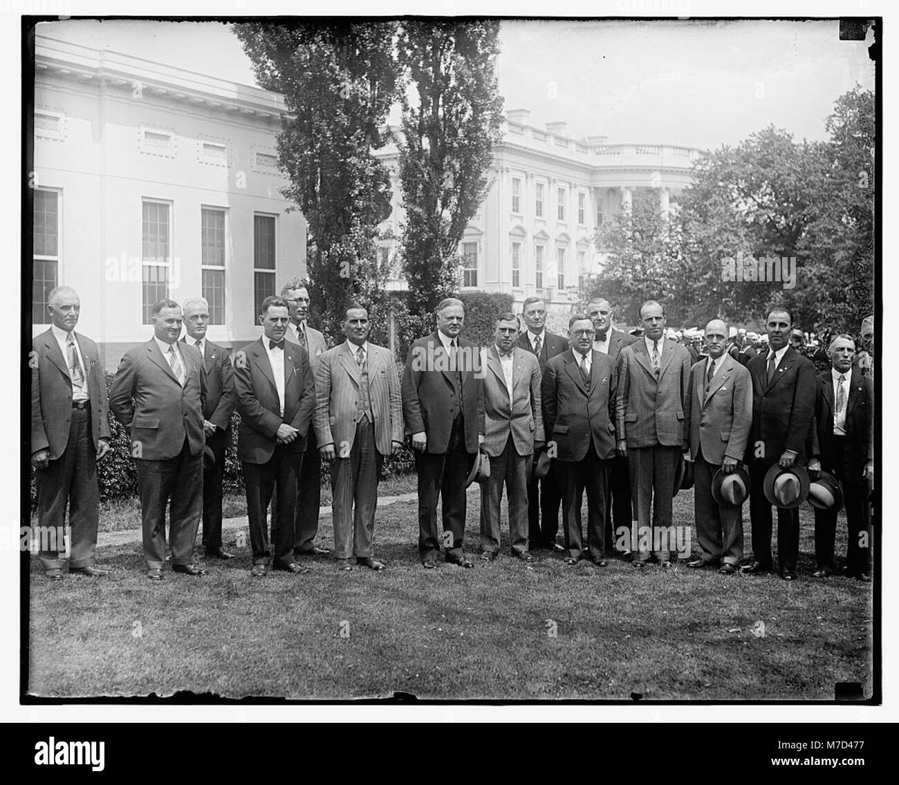 Un groupe d'hommes se sont rassemblés devant la Maison Blanche, capturant un moment d'importance politique ou sociale. L'image reflète le cadre près de la résidence présidentielle américaine. Banque D'Images Un groupe d'hommes se sont rassemblés devant la Maison Blanche, capturant un moment d'importance politique ou sociale. L'image reflète le cadre près de la résidence présidentielle américaine. Banque D'Images