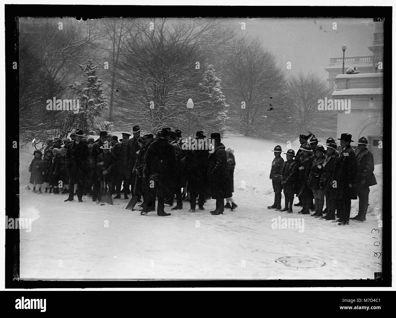 Un groupe d'individus se sont rassemblés devant la Maison Blanche à Washington, DC, pendant une chute de neige. La photographie capture les gens et l'atmosphère enneigée près de la résidence présidentielle américaine. Banque D'Images Un groupe d'individus se sont rassemblés devant la Maison Blanche à Washington, DC, pendant une chute de neige. La photographie capture les gens et l'atmosphère enneigée près de la résidence présidentielle américaine. Banque D'Images