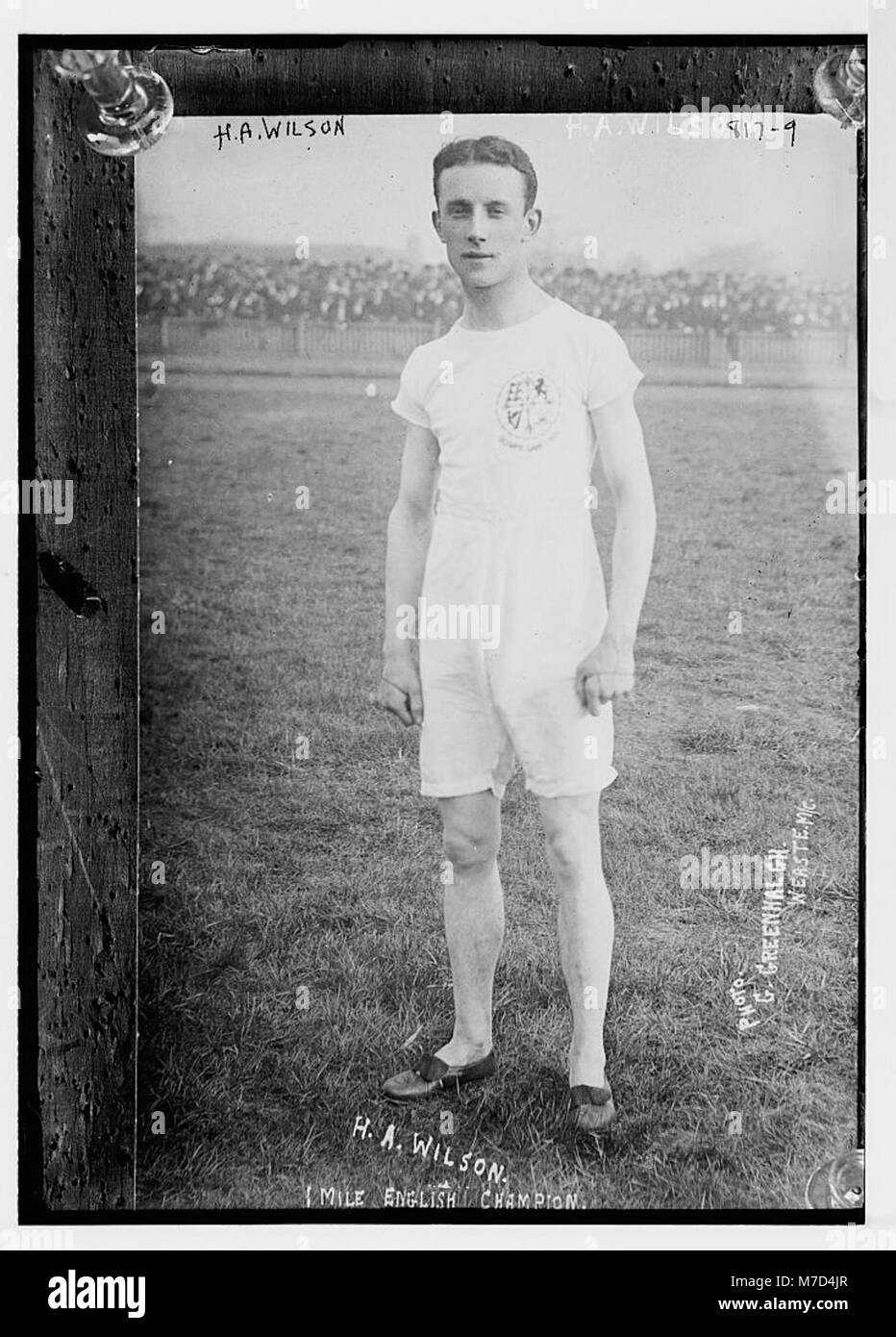 H.A. Wilson, un champion anglais d'un mile, est représenté sur le terrain portant des vêtements d'athlétisme, aux côtés de G. Greenhalgh de Weaste. La photographie capture un moment de l'athlétisme du début du XXe siècle. Banque D'Images