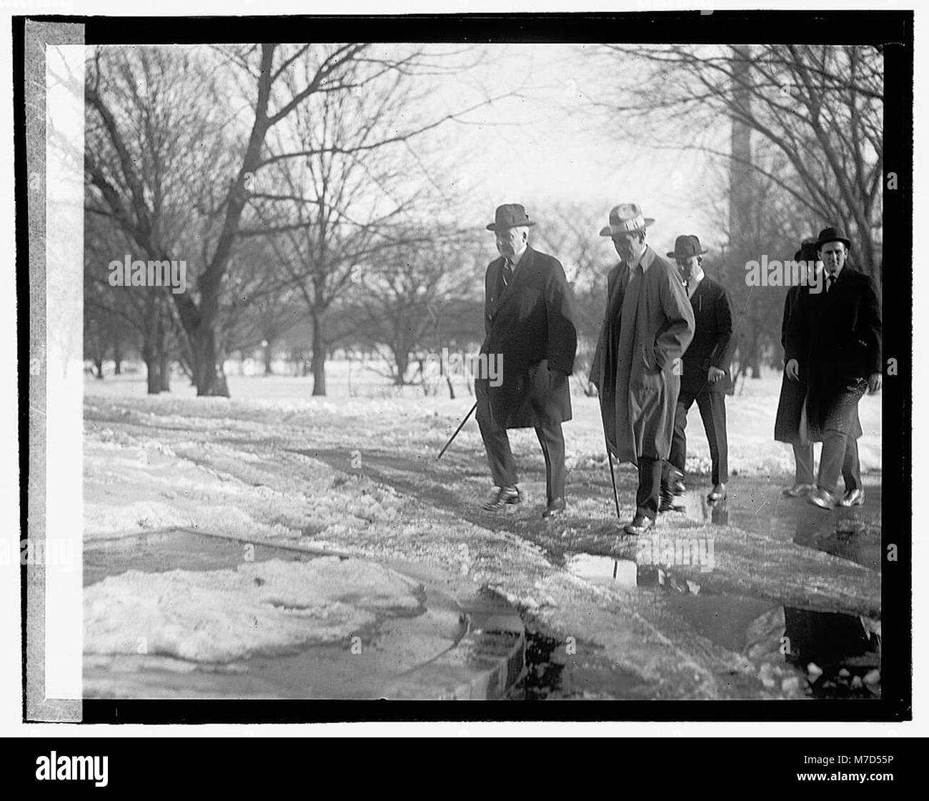 Photographie de Harding et Christian marchant ensemble le 3 février 1922, prise par la Bibliothèque du Congrès, montrant un moment d’interaction sociale du début du XXe siècle. Banque D'Images