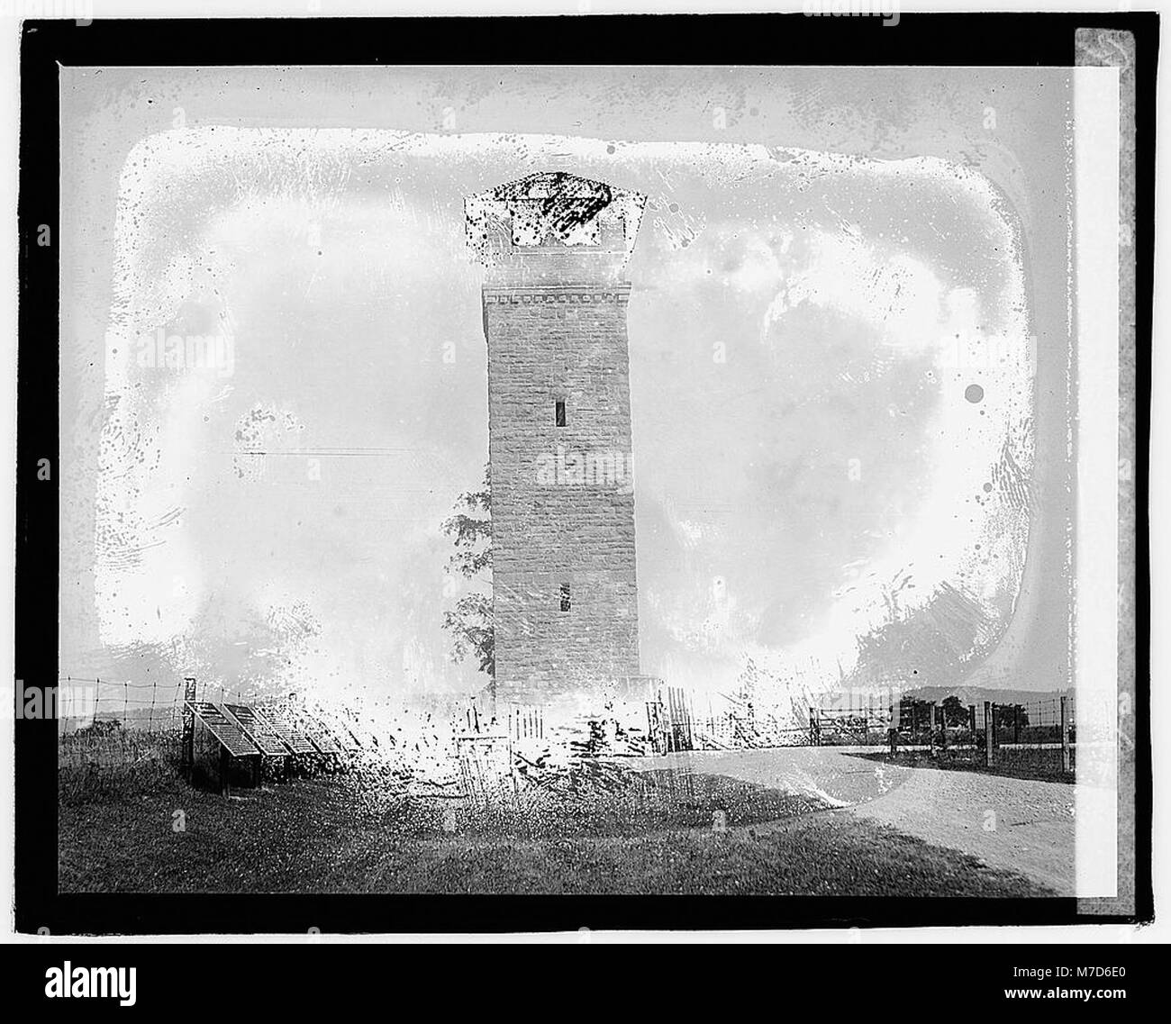 Une photographie du Herald Sheperdstown Tour au champ de bataille d'Antietam, avec la tour d'observation. L'image illustre l'importance historique du site, un emplacement clé pendant la guerre de Sécession. Banque D'Images