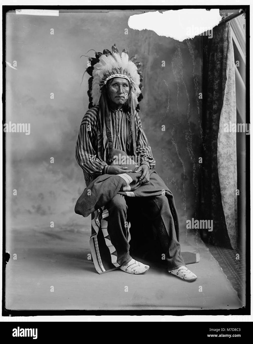 Photographie liée à la culture amérindienne, représentant un nom de loup associé à un groupe autochtone. L'image montre l'importance des noms et des animaux dans les traditions autochtones. Banque D'Images