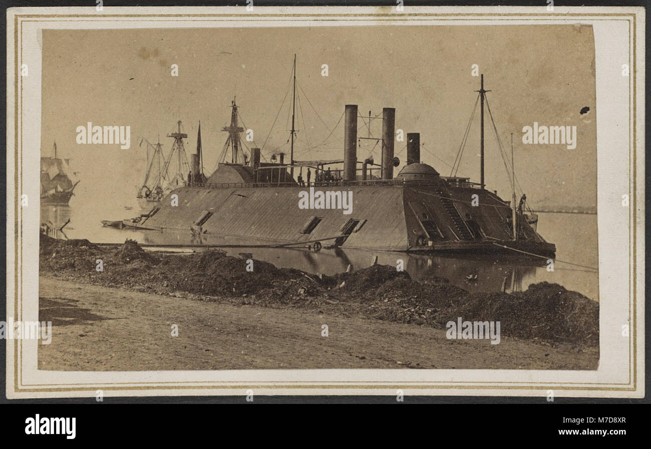 L'USS Essex, un navire de guerre cuirassé, est photographié à Baton Rouge, en Louisiane. Connu pour son rôle pendant la guerre de Sécession, l'Essex est utilisé par la marine de l'Union pour bloquer les ports confédérés et soutenir les opérations militaires le long du fleuve Mississippi. Banque D'Images