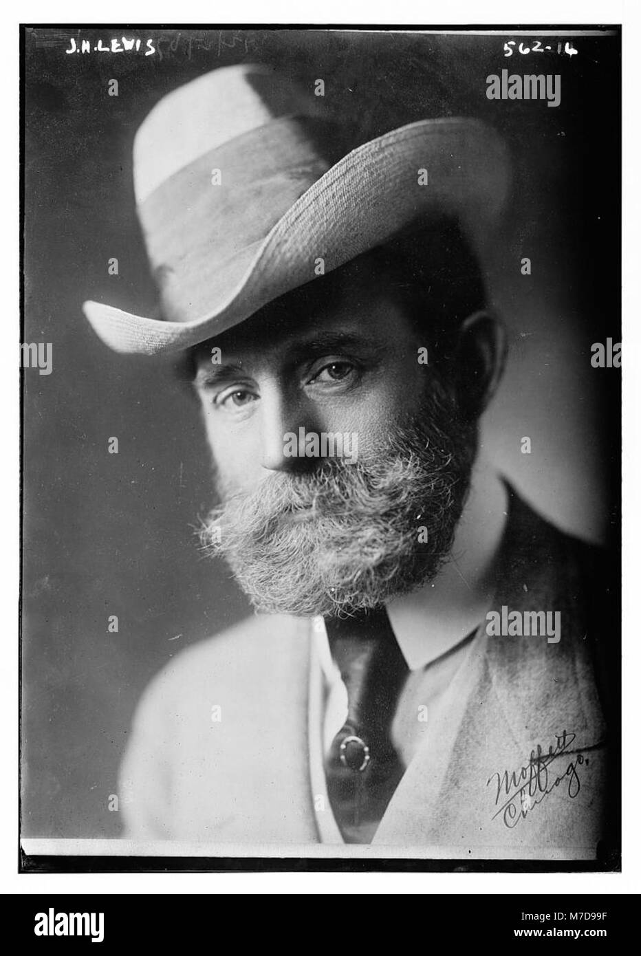 Une photographie de J.H. Lewis et Moffett, probablement partenaires commerciaux ou associés à Chicago, capturant leur image dans le contexte de la vie professionnelle du début du XXe siècle. Banque D'Images