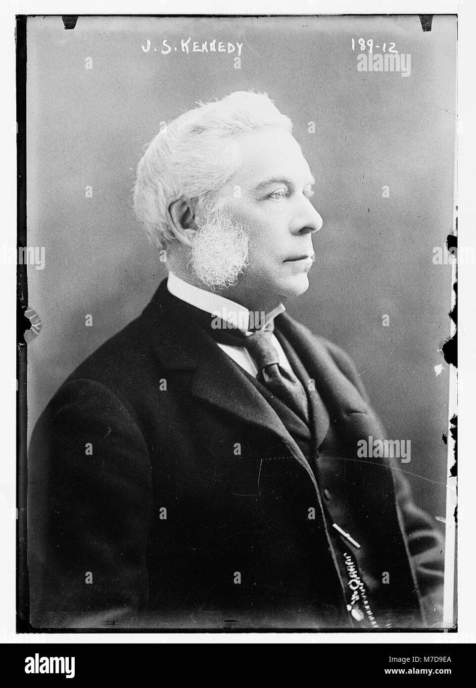 Un portrait de profil de J.S. Kennedy, montrant son visage dans un cadre formel. L'image capture ses traits dans les moindres détails, offrant un aperçu de son caractère et de son apparence. Banque D'Images