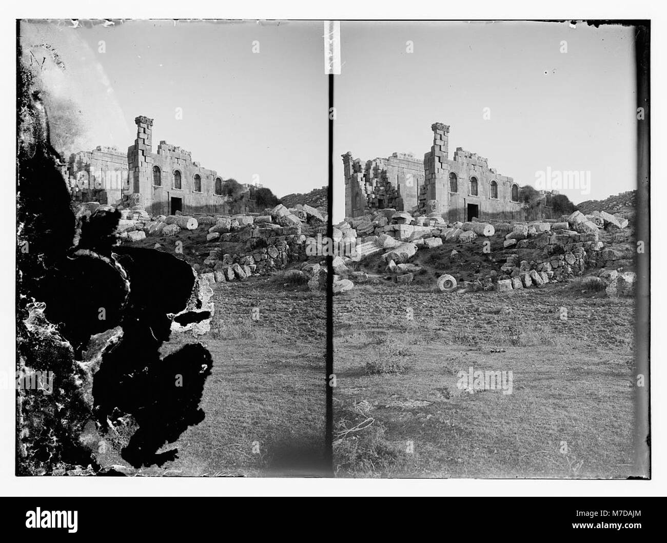 L'image montre l'ancienne ville de Jerash, l'une des villes de province romaines les mieux préservées au monde, située dans l'actuelle Jordanie. Connue pour son architecture romaine étonnante, Jerash reste un site archéologique et touristique important. Banque D'Images