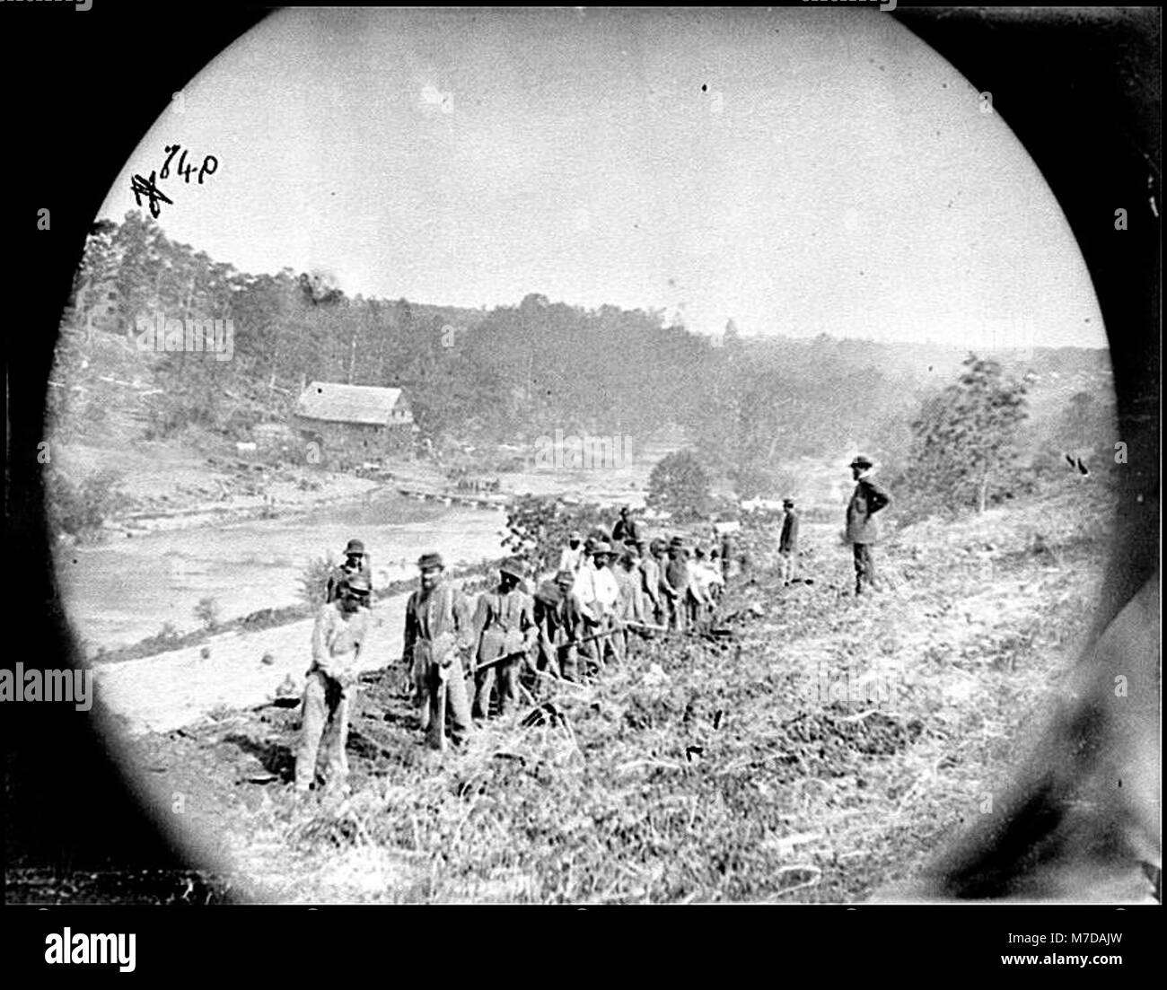 Jéricho Mills, Va. Partie du 50e New York Ingénieurs construction d'une route sur la rive sud de la North Anna, avec un grand quartier wagon train traversant le pont de bateaux LOC cwpb.00359 Banque D'Images