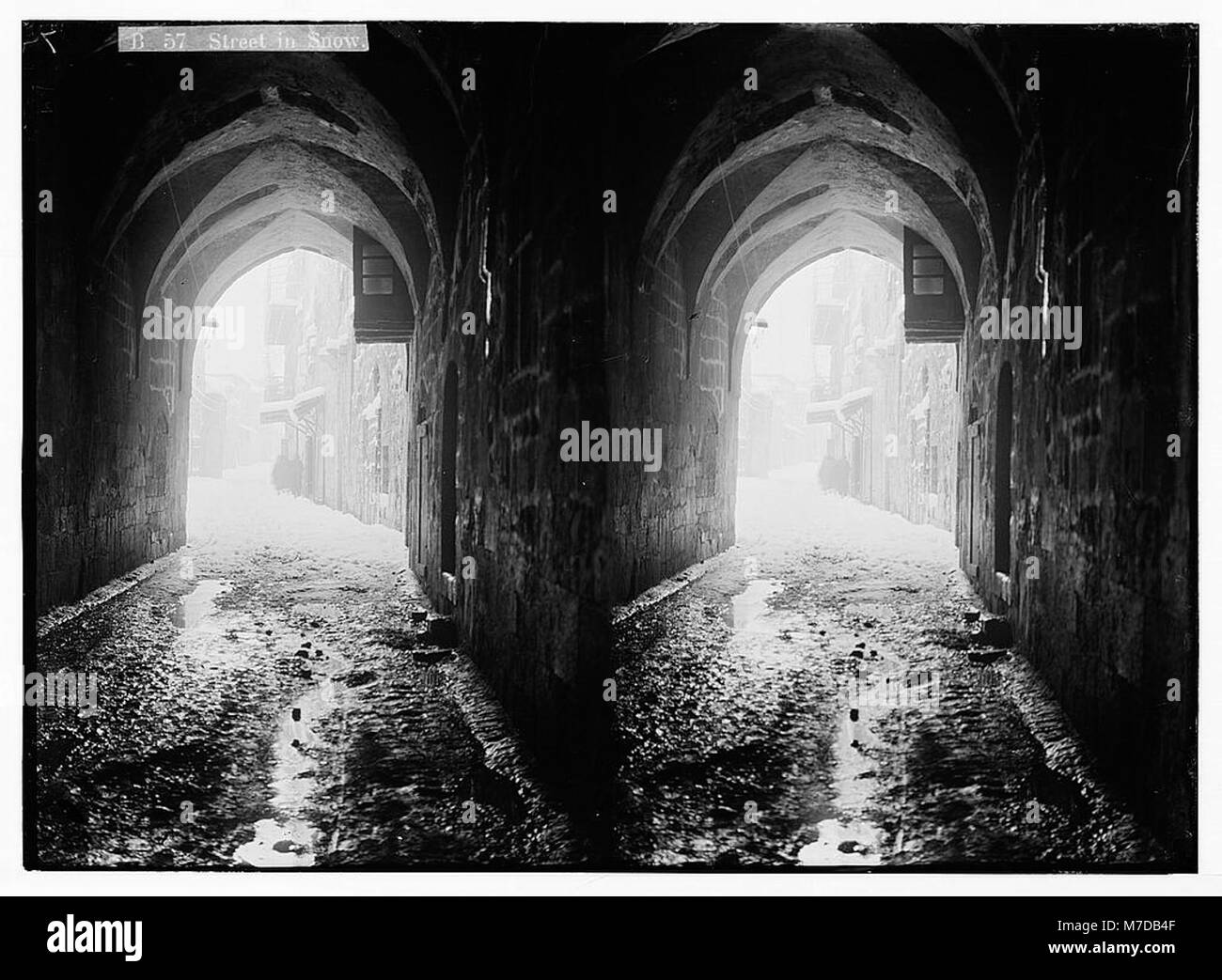 Cette photographie capture une scène hivernale enneigée dans une rue de Jérusalem, documentant l'atmosphère unique de la ville en hiver. Banque D'Images