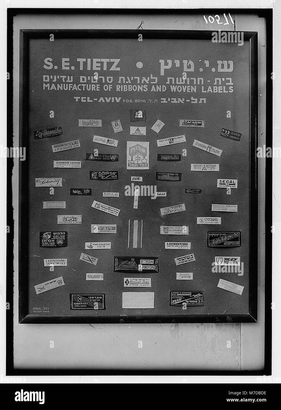 Les usines de juifs en Palestine sur la plaine de Sharon et le long de la côte de Haïfa. Izhak Nachlat. Fabrication de rubans et étiquettes tissées. Des échantillons d'étiquettes finies LOC.04311 matpc Banque D'Images