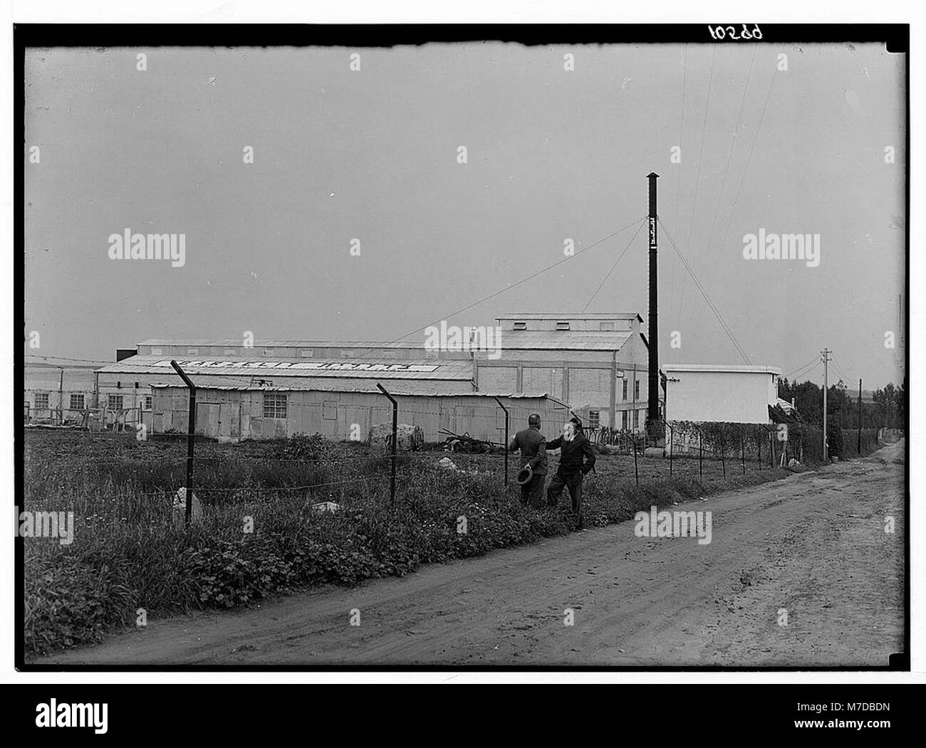 Les usines de juifs en Palestine sur la plaine de Sharon et le long de la côte de Haïfa. Petah Tikvah. Dessin de fil & nail factory. 'Barzelit' Ltd., vue générale de l'usine LOC.04317 matpc Banque D'Images