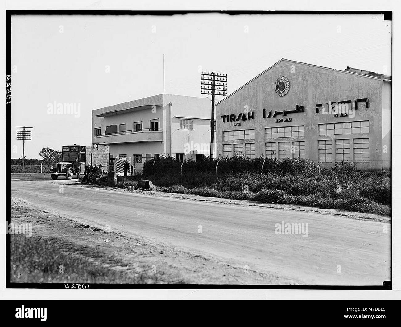 Les usines de juifs en Palestine sur la plaine de Sharon et le long de la côte de Haïfa. L'Thirtsa Ltd. les fabricants de meubles. Travailleurs du bois sur Rehovoth Road. L'extérieur de l'usine matpc LOC.04302 Banque D'Images