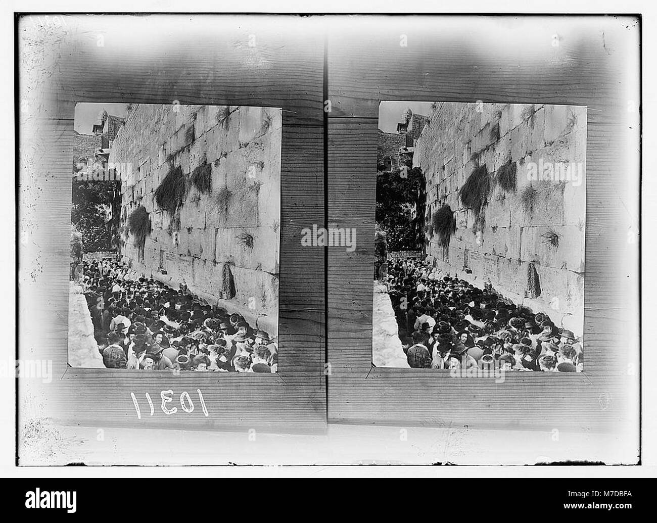 Le mur des lamentations à Jérusalem est montré pendant le jour des Expiations, une observance juive importante. L'image représente l'atmosphère solennelle de ce site vénéré, au cœur de la vie religieuse juive. Banque D'Images