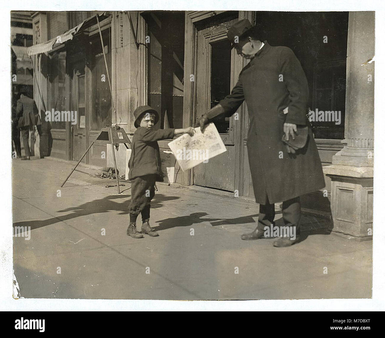 John Dowers, 7 ans, vit à 108 W. Frisco St. commence à 5 heures certains jours. Père est aveugle et vend des journaux. John est un assez bon mendiant. A été vu en essayant d'emprunter un dollar LOC CLB.04016 Banque D'Images