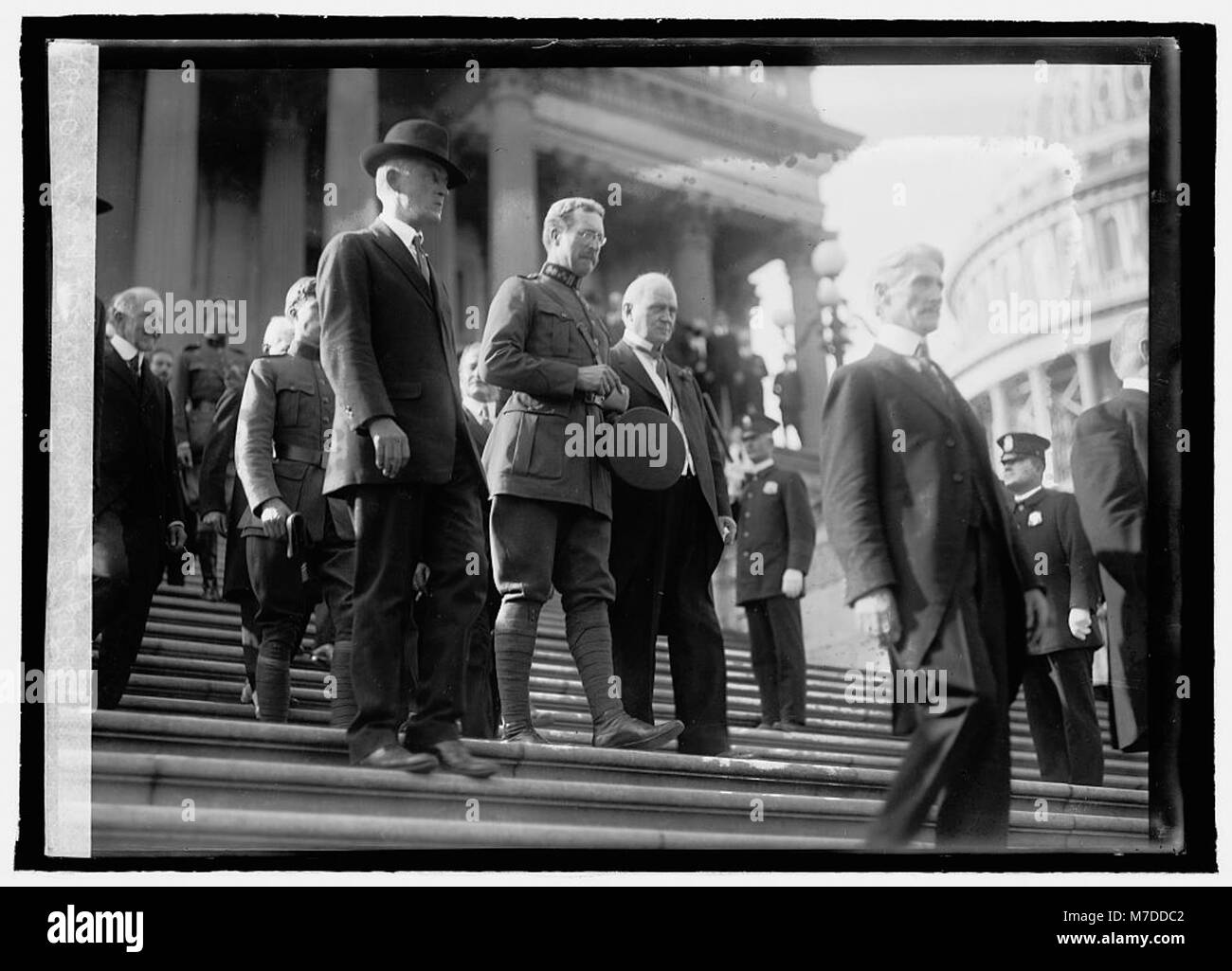 Le roi Albert de Belgique est représenté quittant le Capitole des États-Unis. Cette image illustre sa visite à Washington, DC, symbolisant les relations diplomatiques entre la Belgique et les États-Unis. Banque D'Images