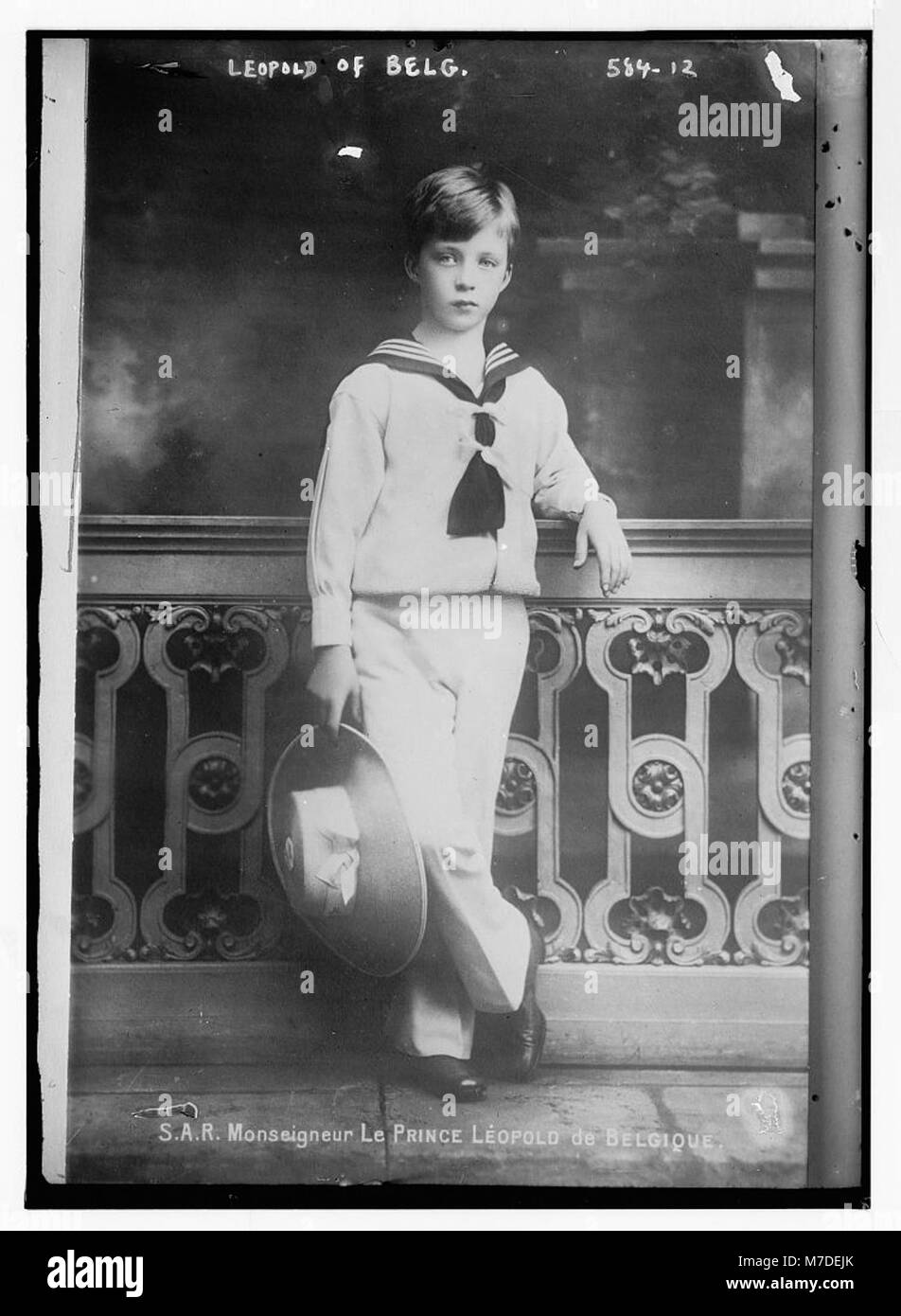 Portrait formel de Léopold, Prince de Belgique, représentant la monarchie belge dans une pose distinguée. Banque D'Images