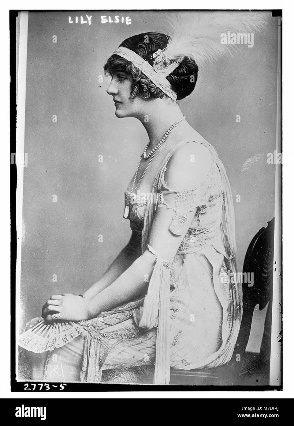 Lily Elsie, actrice et chanteuse anglaise, connue pour ses rôles dans le théâtre musical au début du XXe siècle, était l'une des stars de la scène les plus populaires et les plus aimées. Elle joue dans plusieurs productions à succès du West End, gagnant une renommée et une admiration généralisées pour son talent et sa présence sur scène. Banque D'Images