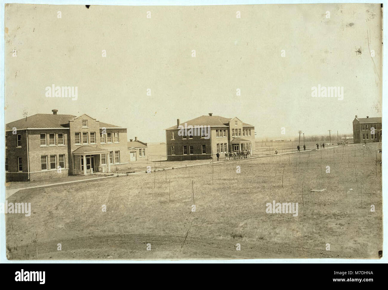 Étudiants de l'école de formation Pauls Valley en Oklahoma, marchant du 'Honor Cottage' à un autre dortoir pour le dîner, soulignant la vie quotidienne et la routine dans cet établissement de formation. Banque D'Images