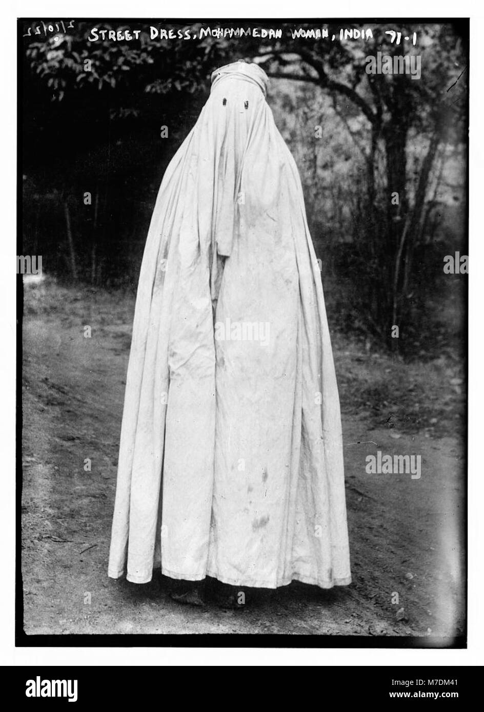 Une photographie représentant une femme musulmane vêtue d'une robe de rue, capturée en Inde. L'image met en valeur les vêtements traditionnels, reflétant les pratiques culturelles et les styles vestimentaires. Catalogué sous le numéro LCCN2014680366. Banque D'Images