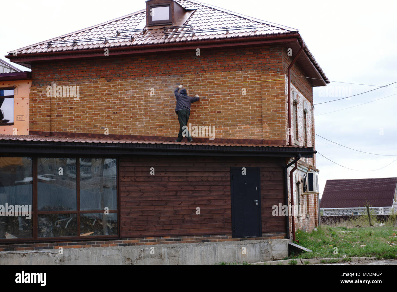 La construction d'une maison-travail de la brique, l'isolation des bâtiments Banque D'Images