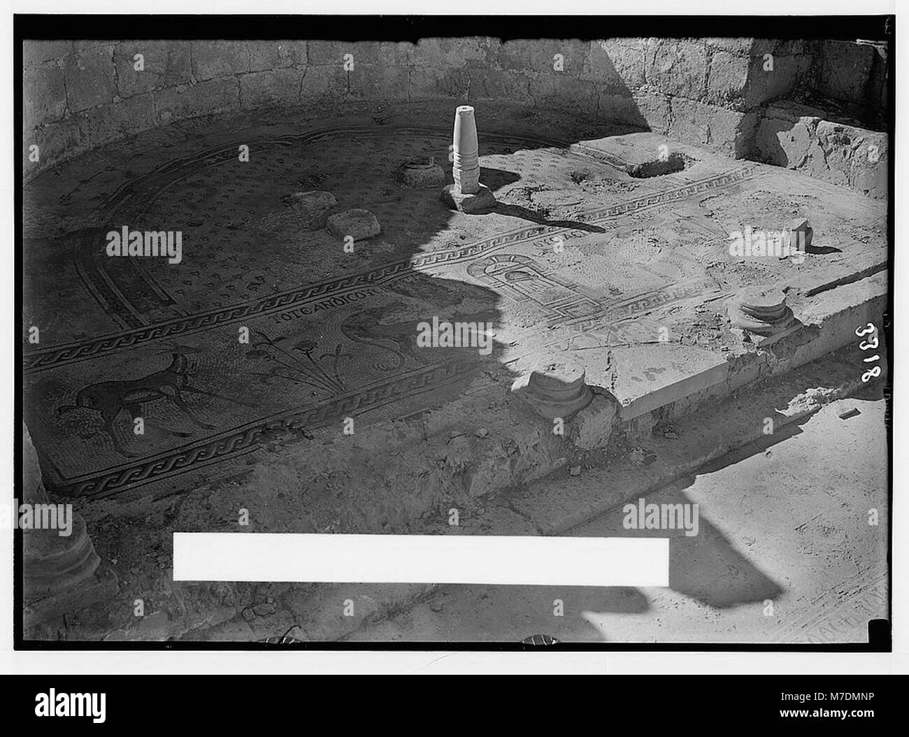 Une photographie du mont Nebo en Jordanie, représentant la chapelle de Marie et le sol en mosaïque représentant un autel en feu, un site religieux et historique important. Banque D'Images