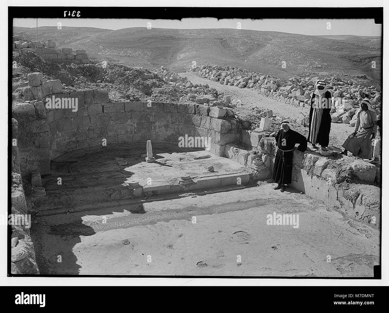 Le mont Nebo, connu sous le nom de Jebel Nebba, abrite les ruines de la chapelle de la belle Marie. L'image montre les vestiges de l'abside et du sol, soulignant l'importance historique et religieuse du site. Banque D'Images