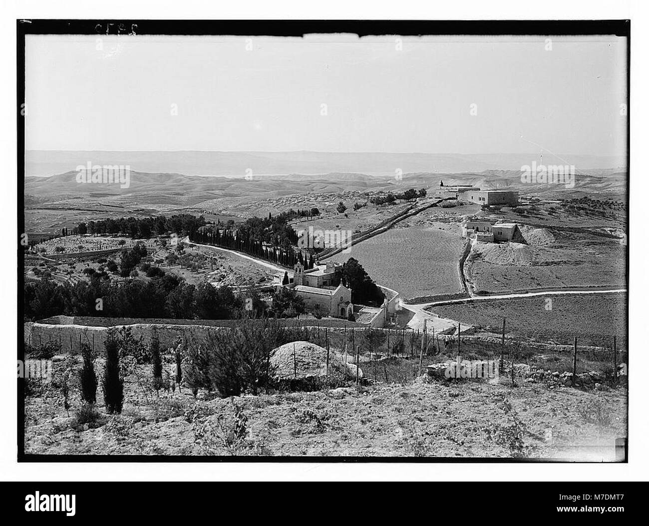 Une vue du Mont des oliviers et de Gethsémani depuis Bethpage, mettant en valeur la nature sauvage de la Judée, une région importante dans l'histoire biblique et les lieux de pèlerinage. Banque D'Images