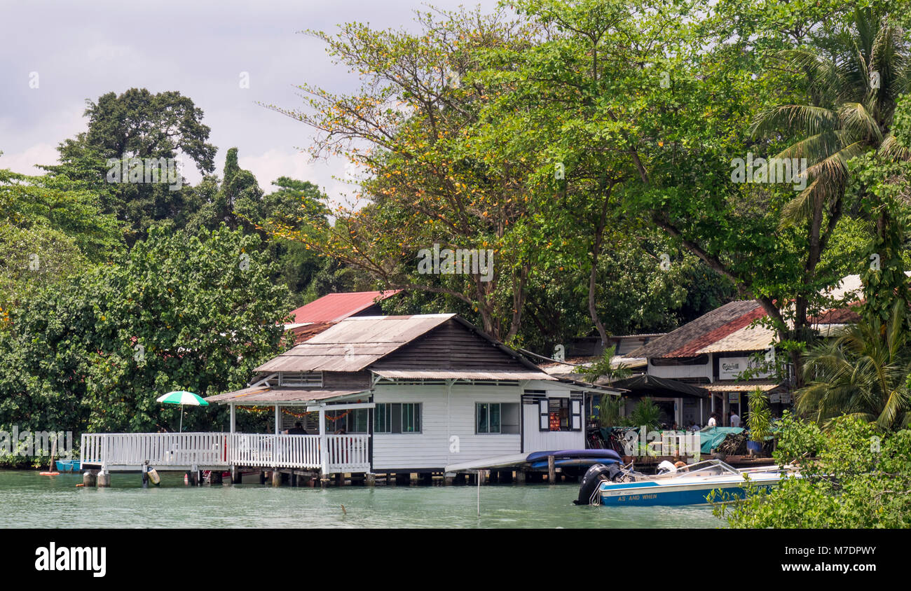 Une maison sur pilotis sur l'eau sur l'île de Pulau Ubin, Singapour. Banque D'Images