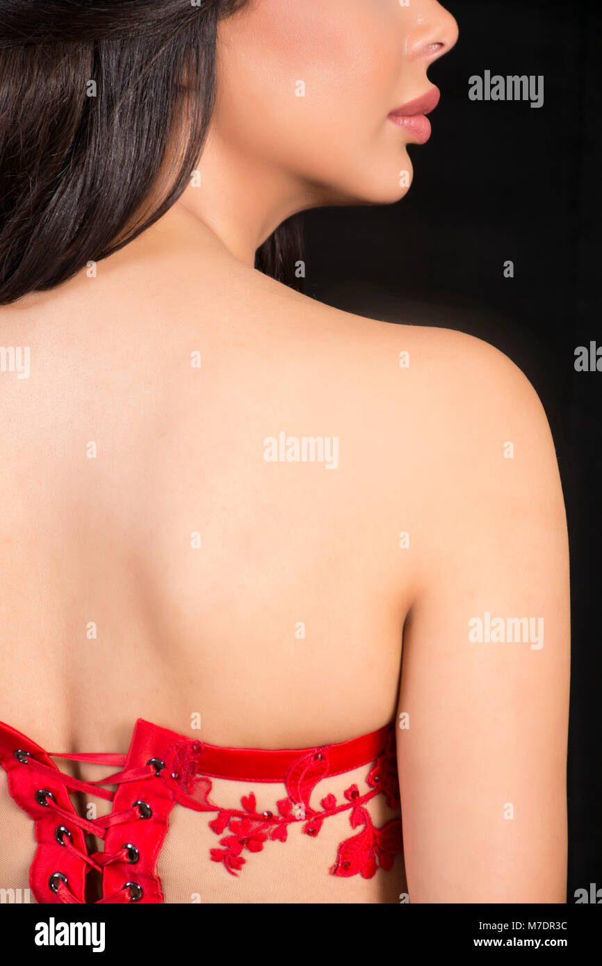 Vue arrière close up d'une femme vêtue d'un corset rouge Banque D'Images