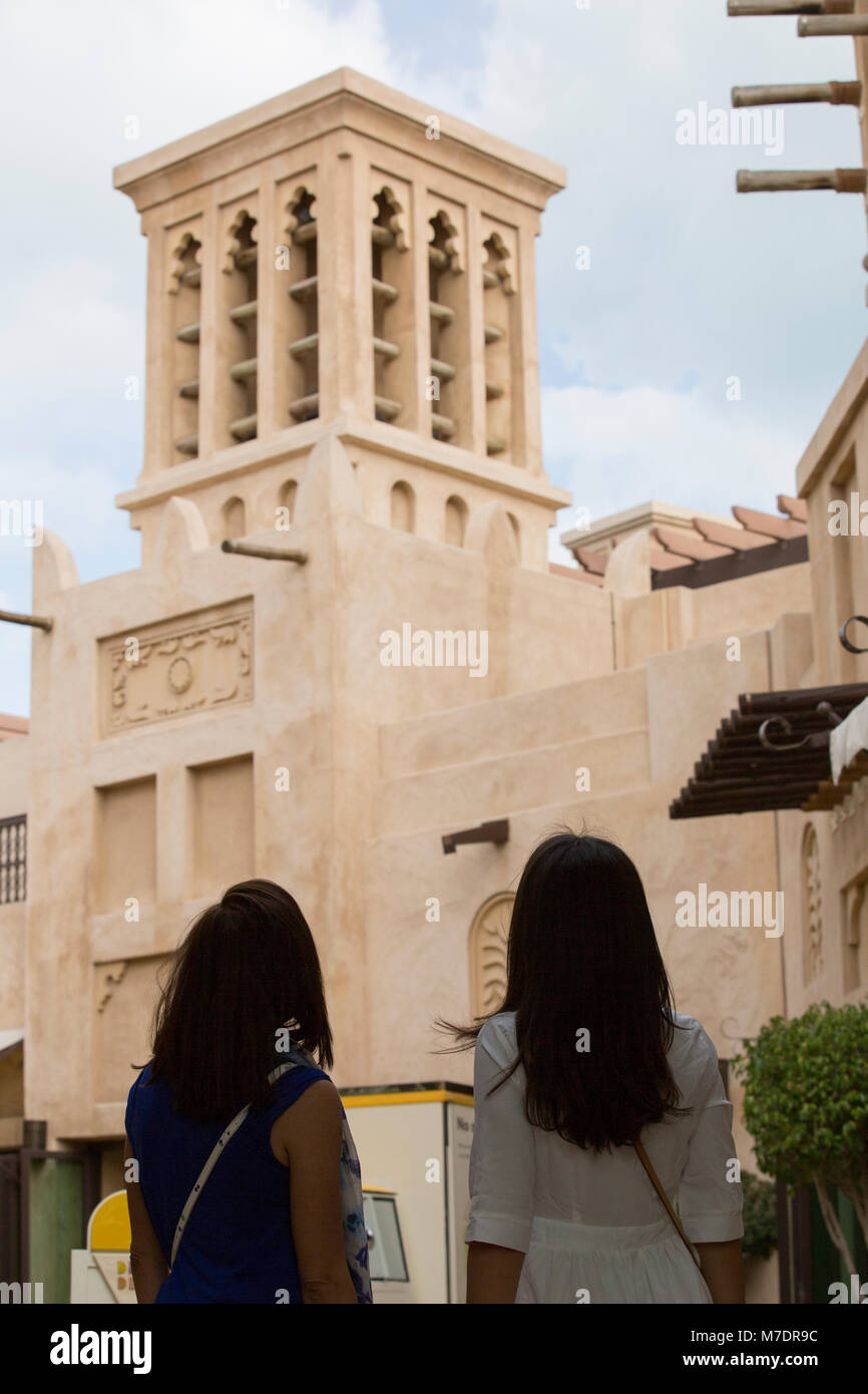 Vue arrière des touristes à Souk Madinat Jumeirah Dubai UAE Banque D'Images