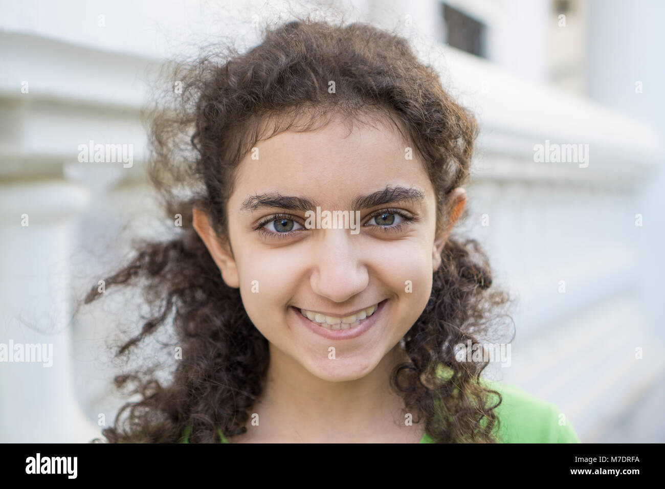 Happy Middle Eastern woman smiling Banque D'Images