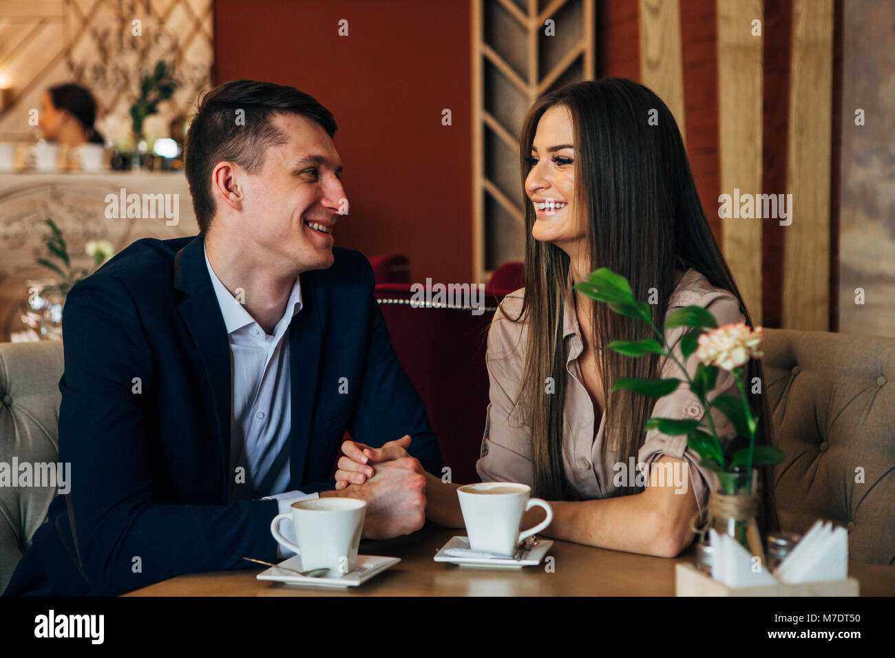 Rencontre dans le café. Beau jeune couple assis dans le café, boire du café l'amour, les rencontres Banque D'Images