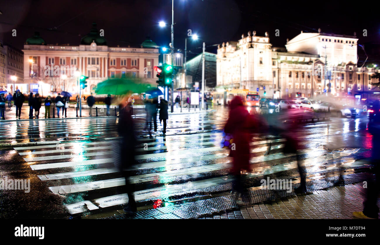Silhouettes floues de personnes traversant la ville dans la rue de flou  dans la nuit pluvieuse Photo Stock - Alamy