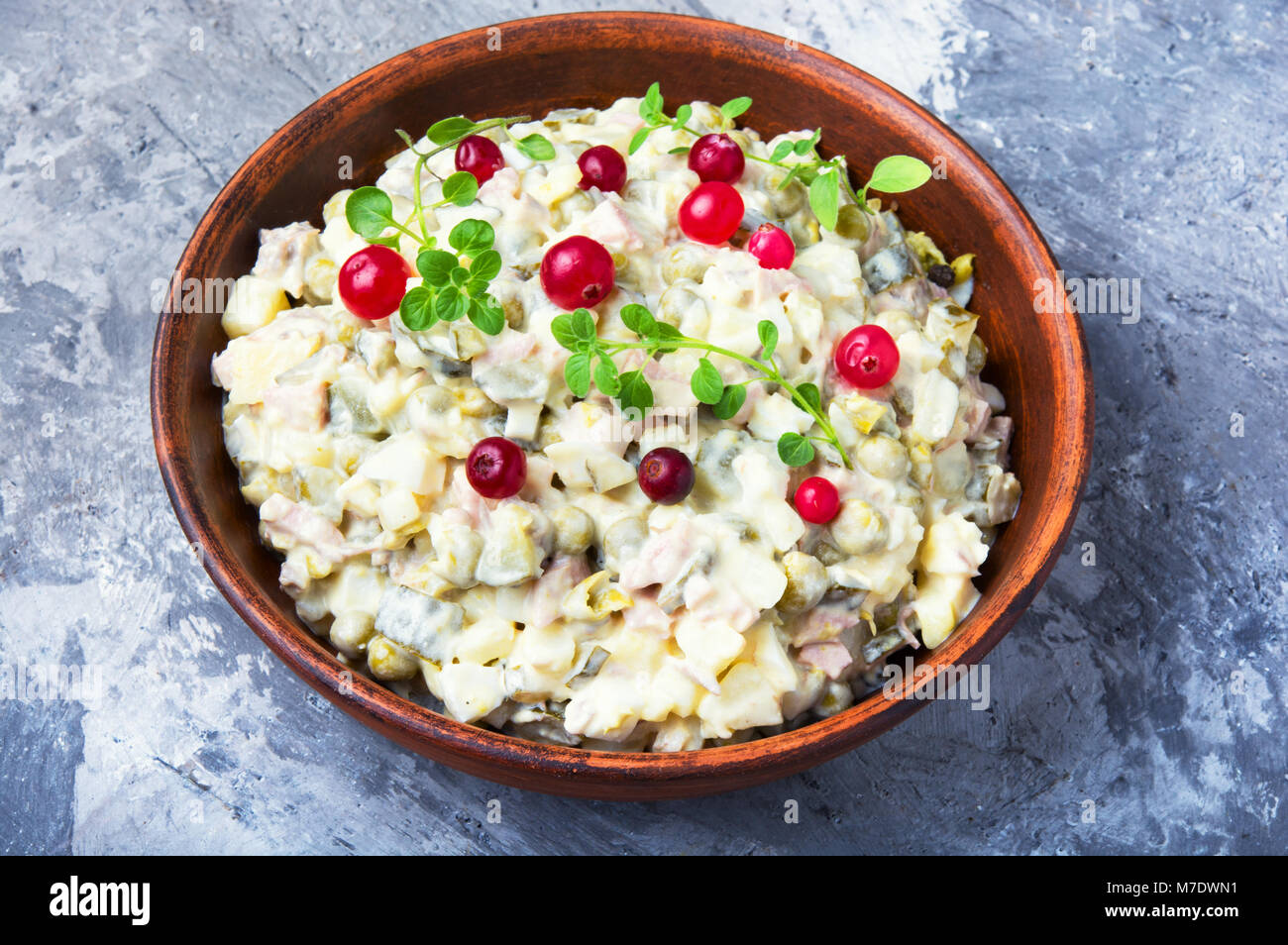 Salade de viande russe Olivier, avec la viande et les légumes. Banque D'Images