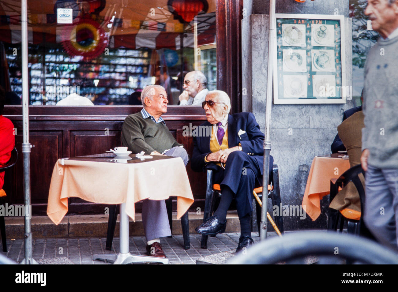Les hommes âgés assis de conversations au café à l'Atlantico cafe, bar, Santa Cruz, photographie d'archives, 1994, Tenerife, Canaries, Espagne Banque D'Images