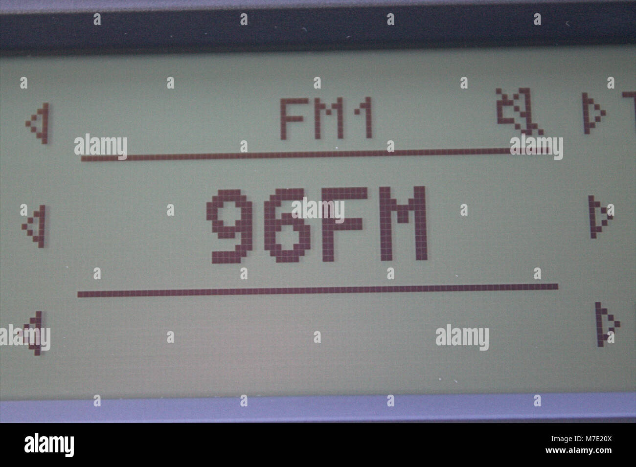 Close up of in car entertainment système montrant sélections FM et AM Banque D'Images