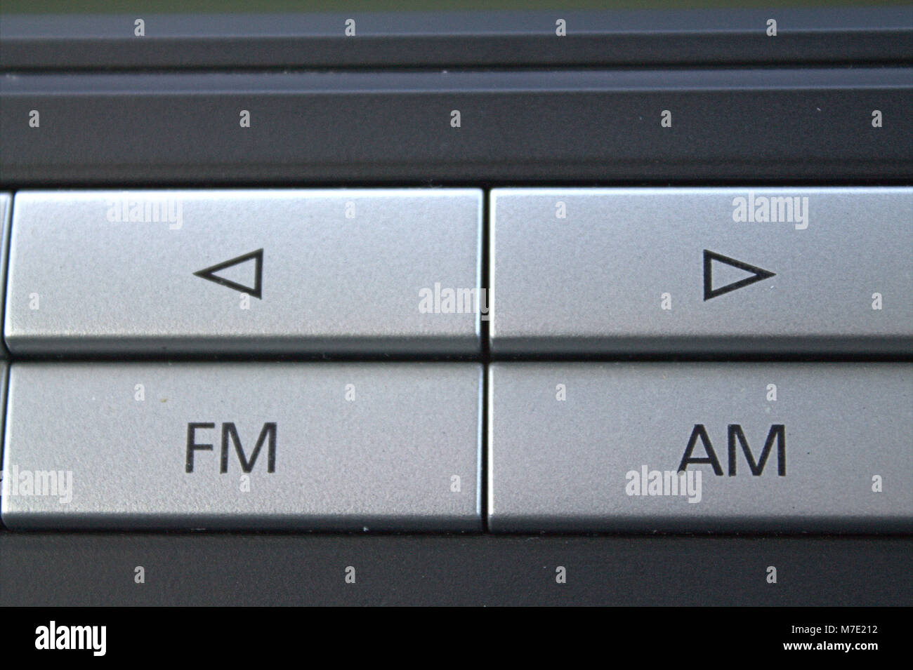 Close up of in car entertainment système montrant sélections FM et AM Banque D'Images