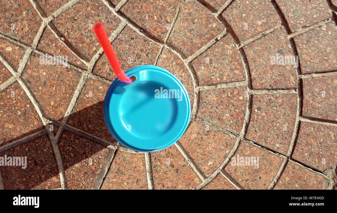 Coupe papier avec capuchon d'étanchéité bleu et rouge paille. Banque D'Images