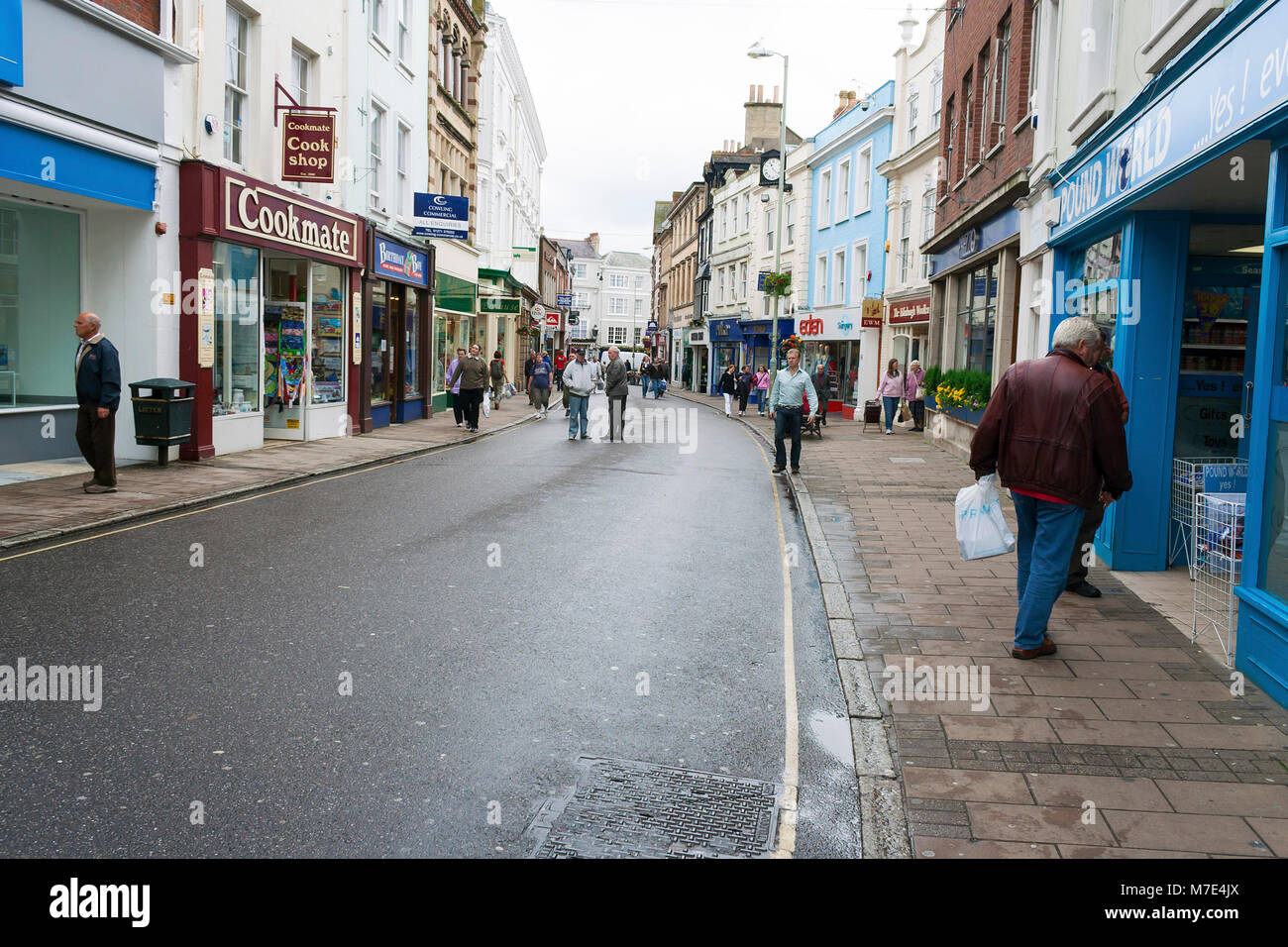 Barnstaple, Devon, UK - Juillet 07, 2008 : Shoppers sur High Street, dans le Nord du Devon Barnstaple Banque D'Images