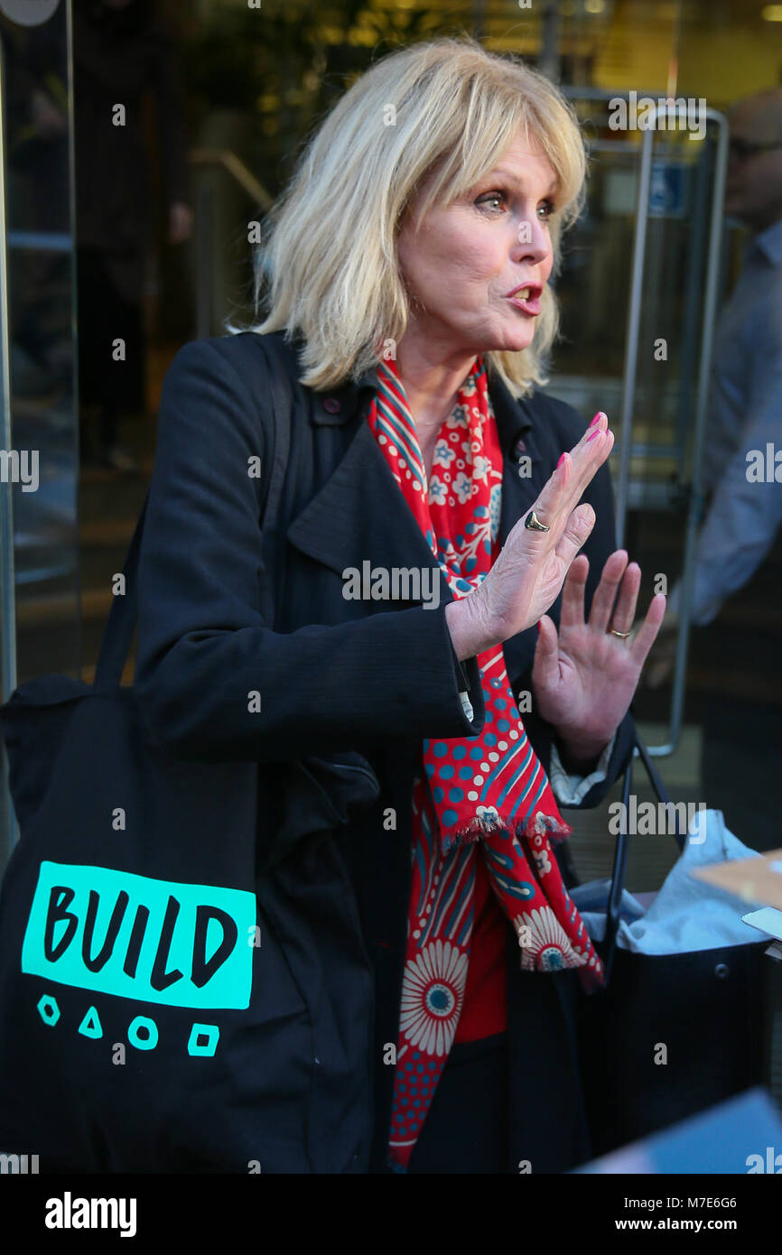 Joanna Lumley vu quitter AOL Construire LDN et essayant d'éviter les chasseurs d'autographes en entrant dans sa voiture rapidement - Londres avec : Joanna Lumley Où : London, Royaume-Uni Quand : 07 mars 2018 Source : WENN.com Banque D'Images