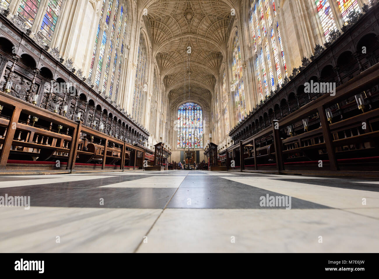 Le choeur avec son marbre, vitraux, et ventilateur de plafond dans la chapelle du King's College, Université de Cambridge, en Angleterre. Banque D'Images