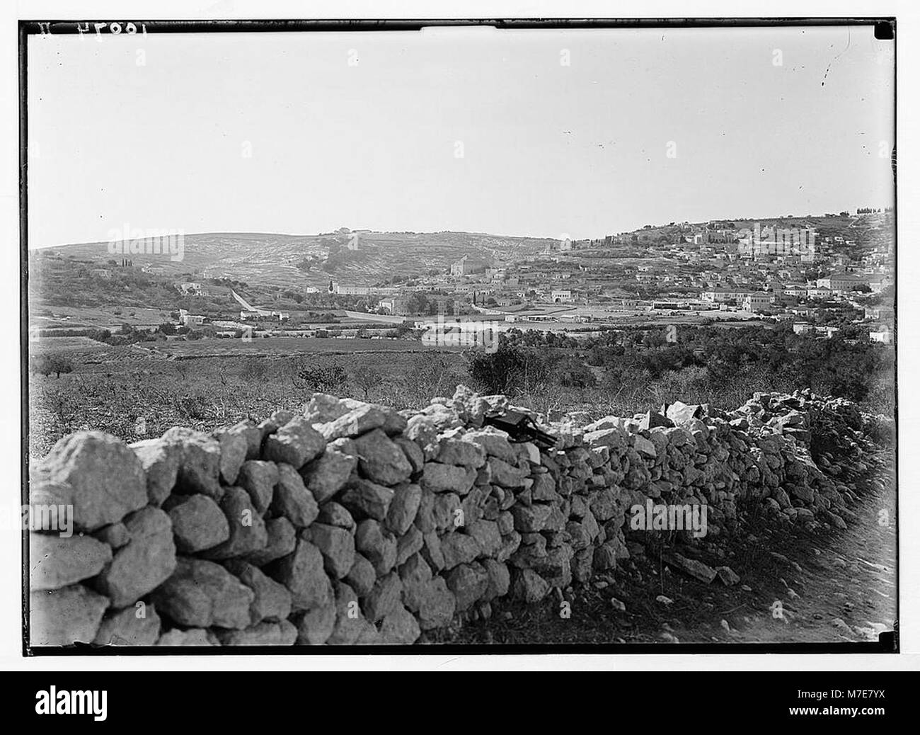 Une image historique de Nazareth, une ville antique en Israël, significative dans les contextes religieux et culturels. Cette photographie met en valeur l'architecture et les monuments historiques de la ville. Banque D'Images
