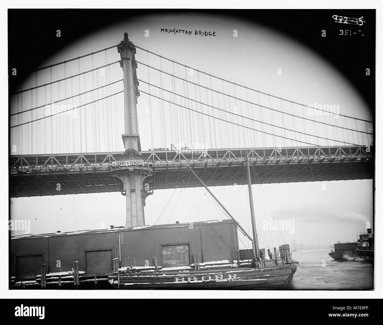 Une photographie du New Manhattan Bridge, mettant en valeur son architecture et l'horizon de la ville en arrière-plan. Banque D'Images