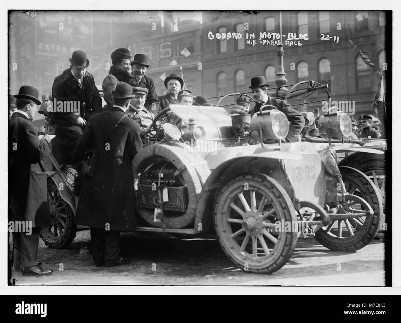 La course New York-Paris, montrant Godard dans le moto-bloc à New York, un moment historique dans la course automobile du début du XXe siècle entre deux continents. Banque D'Images