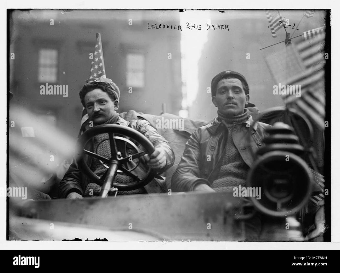 Une photographie de Lelouvier et de son pilote participant à la course New York-Paris, mettant en valeur la course automobile du début du XXe siècle à travers les continents. Banque D'Images