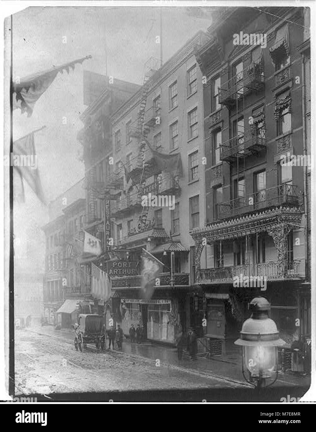 Une photographie de Chinatown à New York décorée pour le nouvel an chinois le 21 janvier 1909, avec le restaurant Port Arthur visible en arrière-plan. Banque D'Images