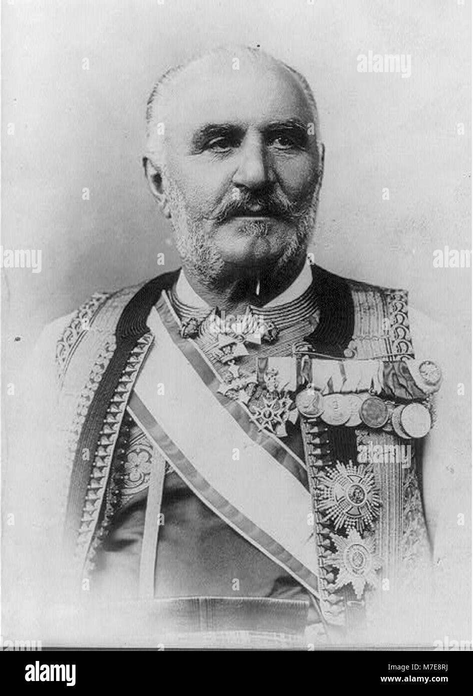 Un portrait de la tête et des épaules de Nicolas Ier, roi du Monténégro, qui a régné de 1841 à 1921. Cette image met en valeur sa stature royale et son leadership au moment de l'indépendance du Monténégro. Banque D'Images